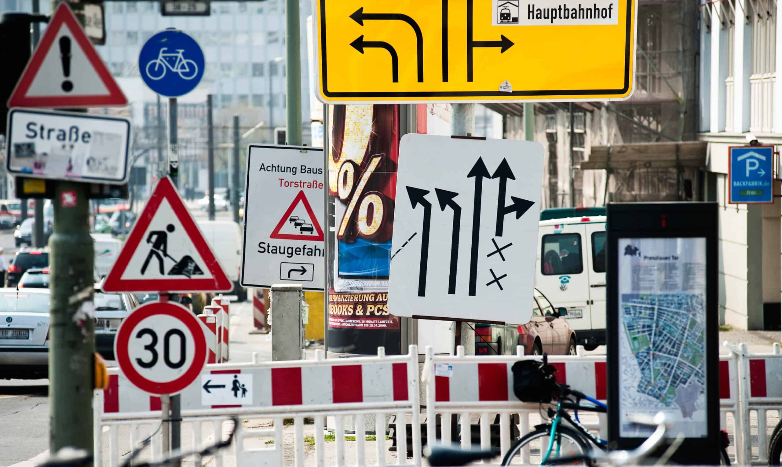 Schilderwald auf Straße in Berlin